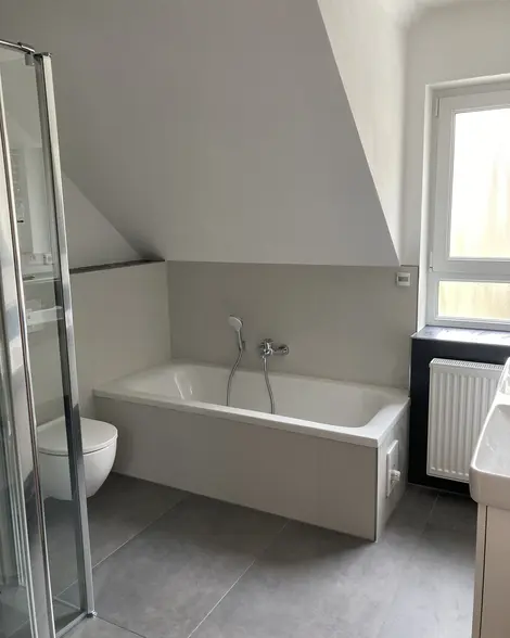 Modernes Bad mit Wanne unter Dachschräge Privatbad Forchtenberg