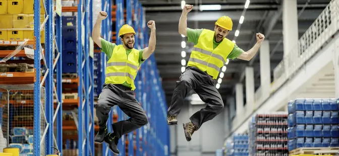 Teamgeist und Motivation im Lager Freuende Lagermitarbeiter