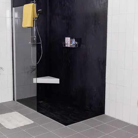 Moderne Dusche mit Sitz und schwarzer Rückwand Bodengleiche Dusche
