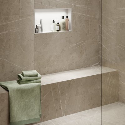Dusche in Marmoroptik mit integrierten Nische und Sitzbank