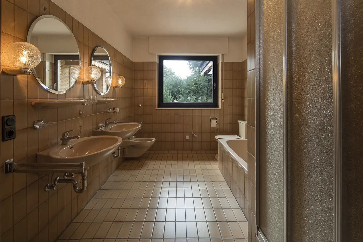 Badezimmer vor der Renovierung