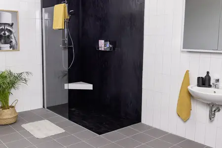 Modernes Bad mit bodengleicher Dusche – Nachher Badezimmer mit einer Bodengleicher Dusche und wedi Top Designoberfläche