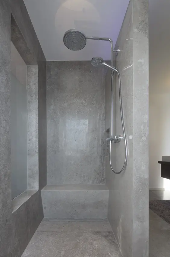 Dusche mit Sitzbank