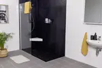 Moderne Dusche mit Sitz und schwarzer Rückwand