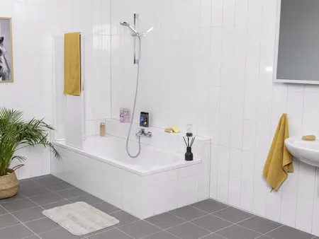 Badezimmer mit eingebauter Badewanne – Vorher