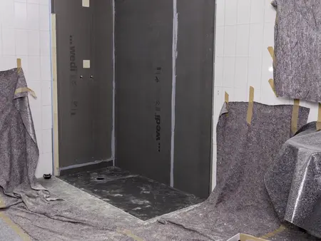 Barrierefreie Dusche abdichtungsfertig mit wedi Fundo und Bauplatten