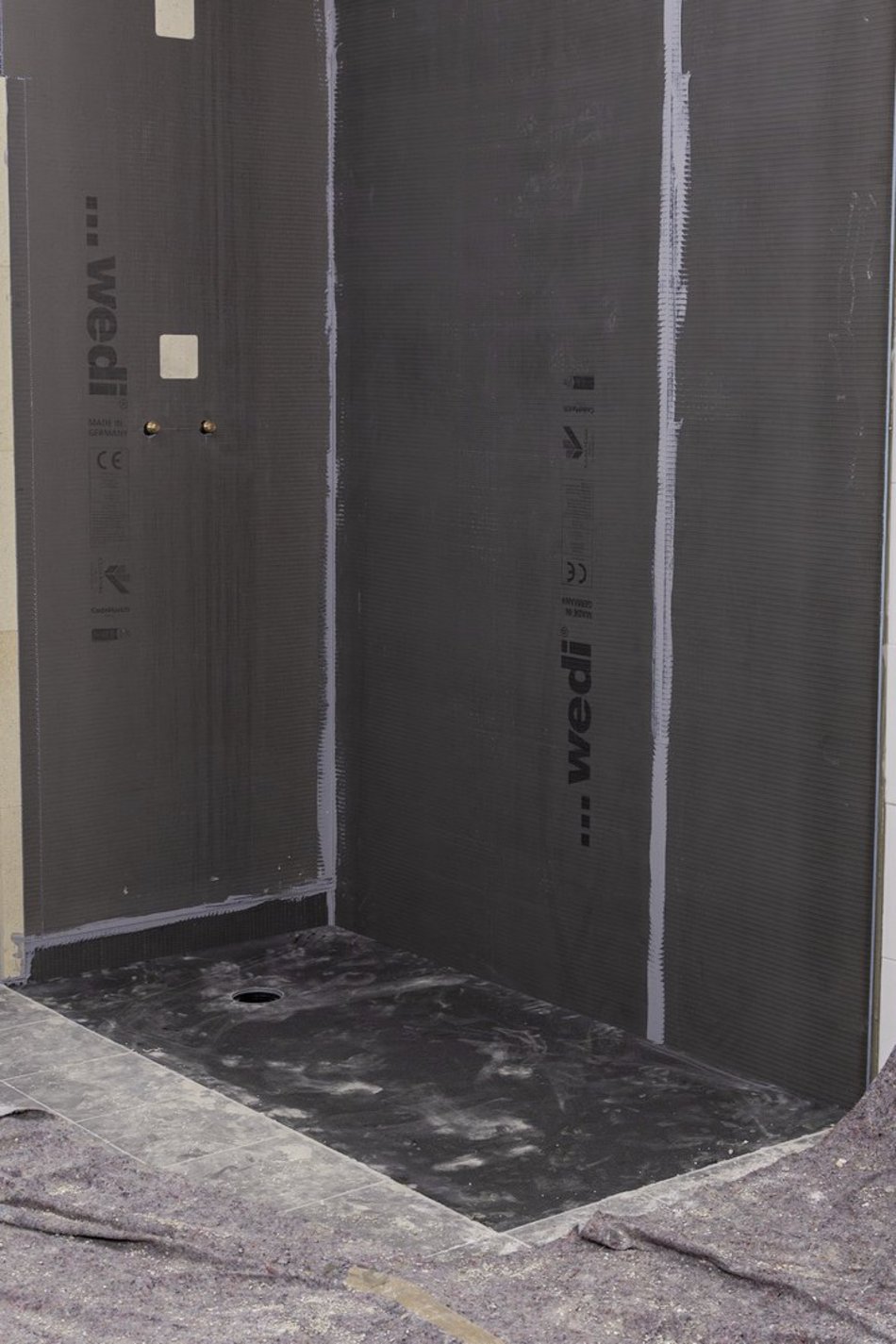 Barrierefreie Dusche abdichtungsfertig mit wedi Fundo und Bauplatten Rohbau einer bodengleichen Dusche