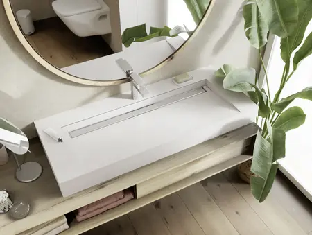 Moderner Waschtisch mit linearem Ablaufdesign